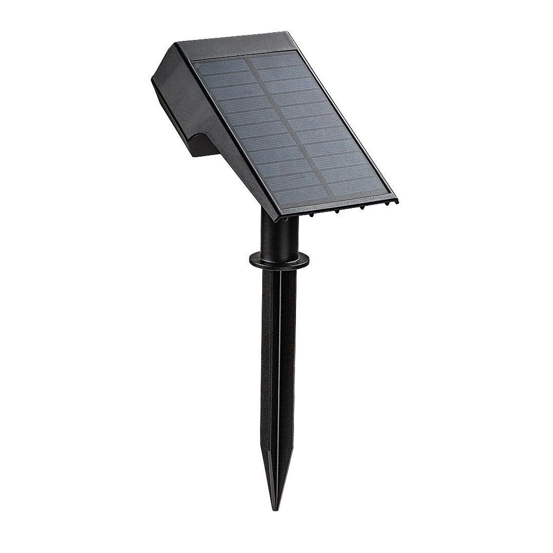 Czarny solarny reflektor dogruntowy z panelem słonecznym na górze i ostrym zakończeniem do wbicia w ziemię. Produkt przeznaczony do ogrodu i na taras.