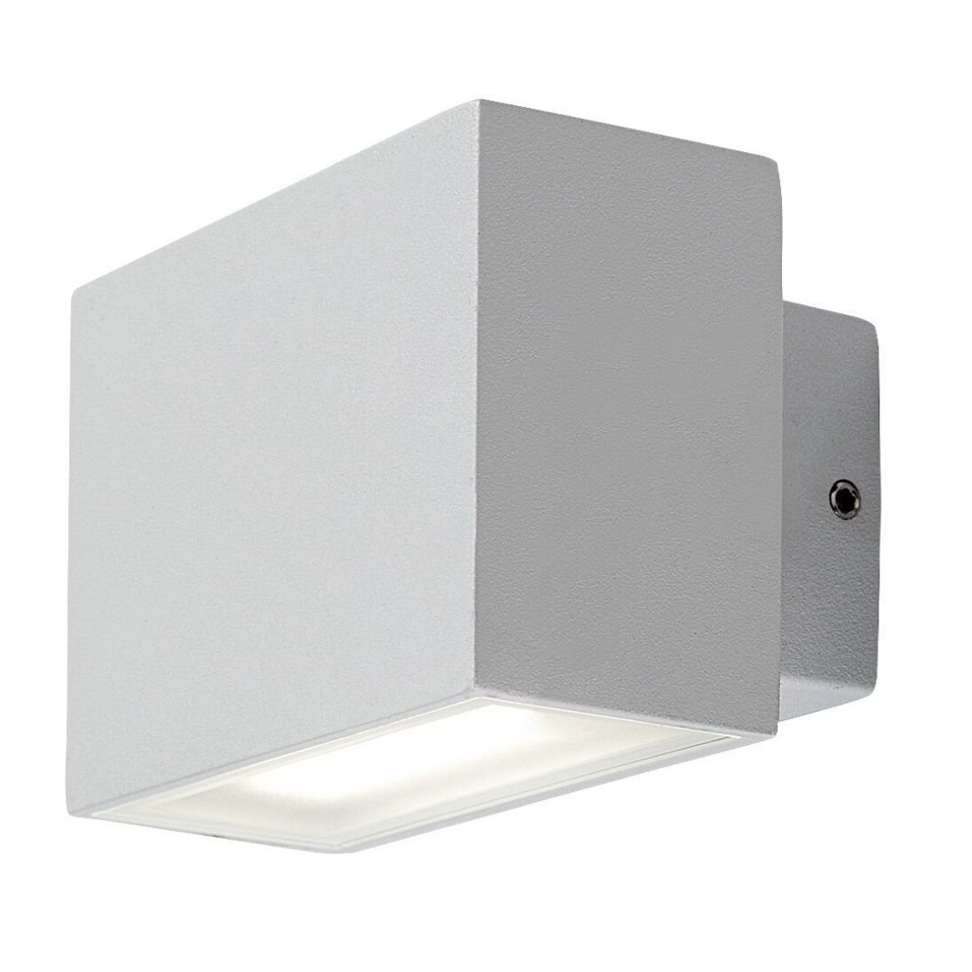 Biała, aluminiowa lampa ścienna o prostokątnym kształcie, emitująca światło w górę i w dół. Widoczny jest jeden czarny element montażowy z boku.