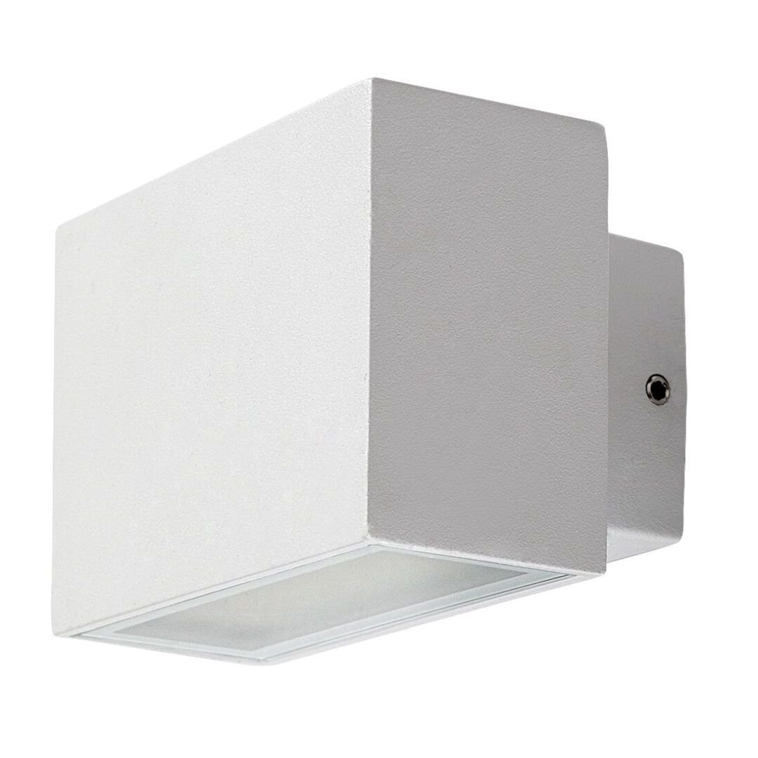 Biała, aluminiowa lampa ścienna o prostokątnym kształcie, przeznaczona do montażu zewnętrznego. Lampa posiada matowe wykończenie i otwory na górze oraz na dole.