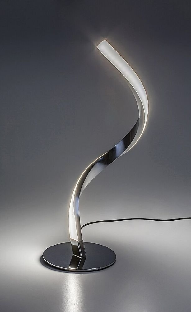 Nowoczesna lampa stołowa LED o spiralnym kształcie, wykonana z chromowanego materiału, emituje białe światło. Lampa stoi na okrągłej podstawie, a z tyłu widoczny jest przewód zasilający.