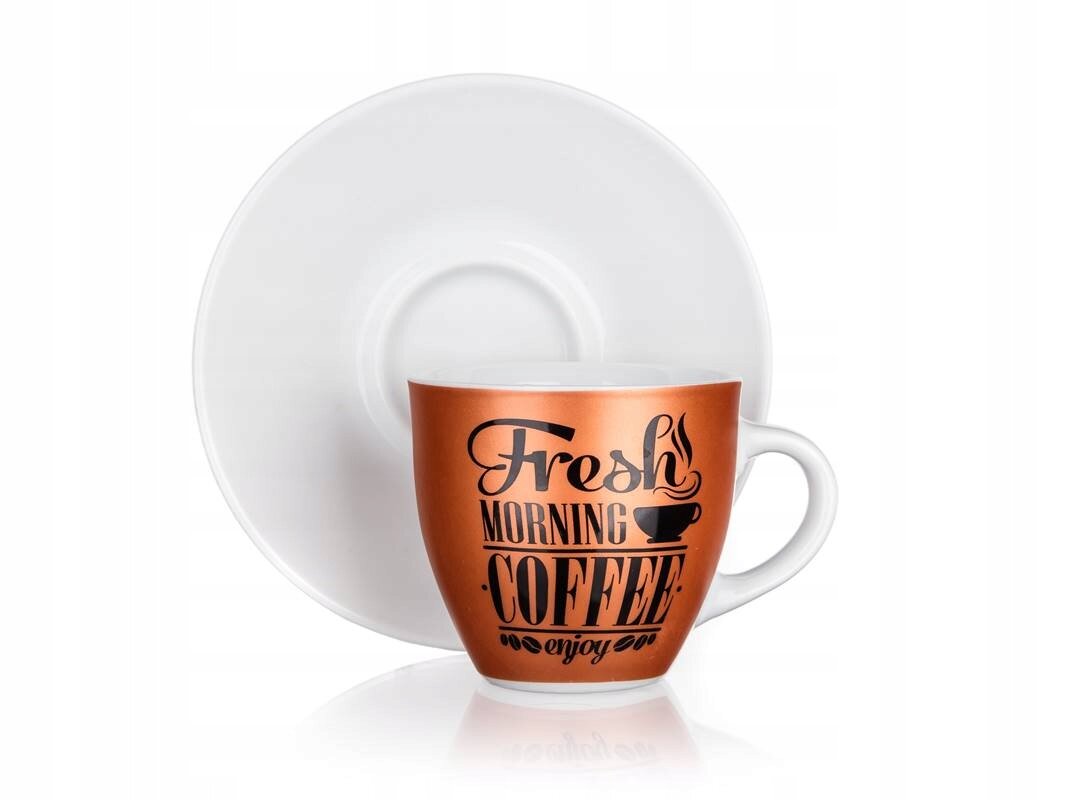 Filiżanka do espresso w kolorze miedzianym z napisem \'Fresh Morning Coffee enjoy\', ustawiona przed białym spodkiem.