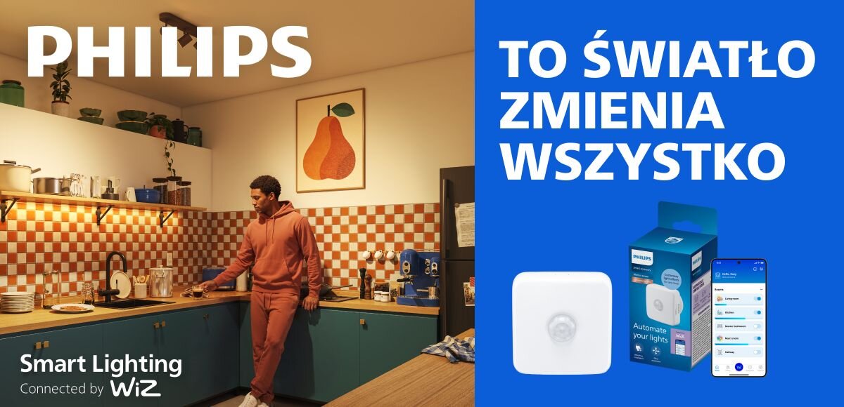 Po lewej stronie mężczyzna stoi w kuchni z niebieskimi szafkami i czerwono-białymi kafelkami. Po prawej stronie widoczny jest czujnik ruchu i zmierzchu PHILIPS Smart oraz napis \'TO ŚWIATŁO ZMIENIA WSZYSTKO\'.
