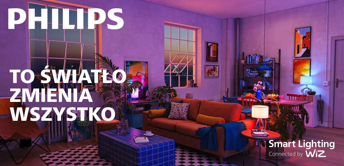 Kolorowy salon z nowoczesnym wystrojem, w którym znajduje się sofa, stolik i rośliny. Na obrazie widoczny jest tekst: \'PHILIPS TO ŚWIATŁO ZMIENIA WSZYSTKO\' oraz \'Smart Lighting Connected by WiZ\'.
