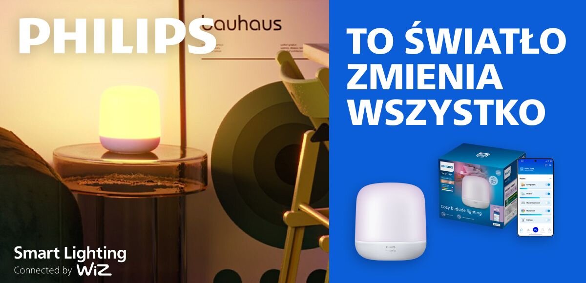 Obraz przedstawia lampę stołową emitującą ciepłe światło, umieszczoną na stoliku obok krzesła. Po prawej stronie widoczny jest napis \'TO ŚWIATŁO ZMIENIA WSZYSTKO\' oraz opakowanie produktu i aplikacja na smartfonie.