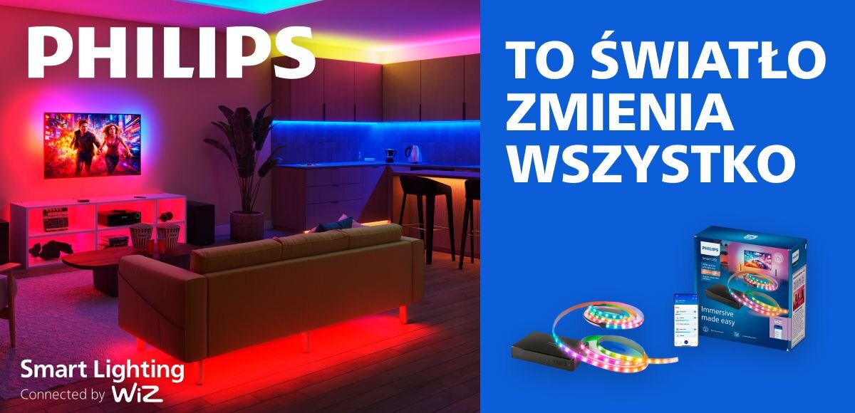 Obraz przedstawia salon z kolorowym oświetleniem LED, a na ścianie wisi telewizor z dynamiczną sceną. Po prawej stronie widoczny jest napis \'TO ŚWIATŁO ZMIENIA WSZYSTKO\' oraz opakowanie produktu Philips Smart Lighting Connected by WiZ.