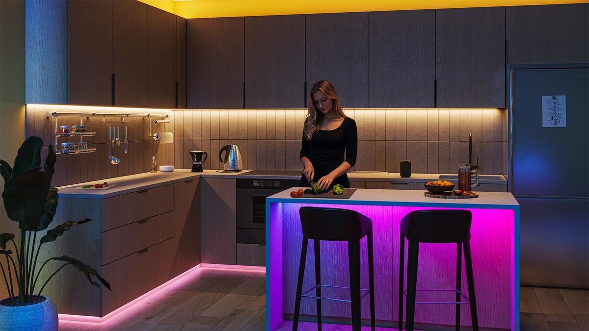 Taśma LED PHILIPS SMART 929004139721 5 m Bluetooth, ruch, czujnik, automatyka, harmonogram, Gotowanie w kuchni z kolorowymi akcentami świetlnymi.