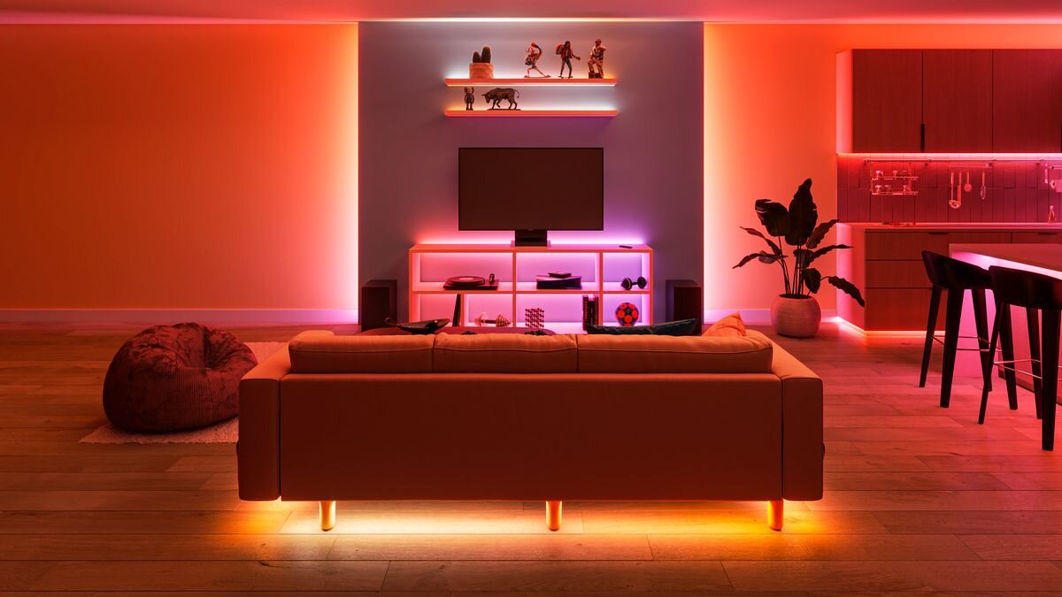 Taśma LED PHILIPS SMART 929004709701 3 m Bluetooth, diody, wykończenie, design, jednolitość, Salon z nastrojowym oświetleniem w ciepłych barwach.