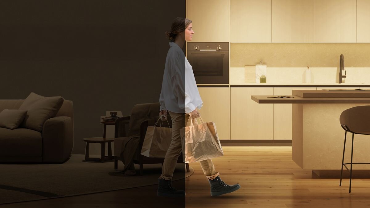 Taśma LED PHILIPS SMART 929004706621 4 m Bluetooth, ruch, czujnik, automatyka, harmonogram, Gotowanie w kuchni z kolorowymi akcentami świetlnymi.