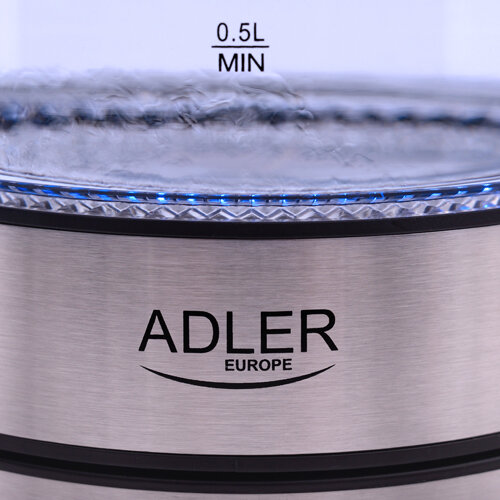 Fragment czajnika z widocznym logo \'ADLER EUROPE\' na metalowej powierzchni oraz oznaczeniem \'0.5L MIN\' nad nim.