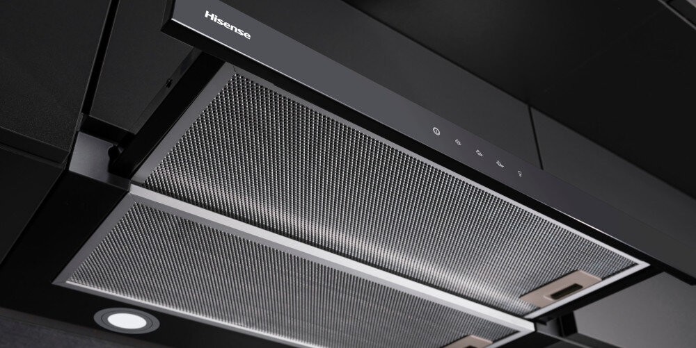 Czarny okap kuchenny z widocznymi metalowymi filtrami i panelem dotykowym. Na panelu znajduje się logo \'Hisense\'.