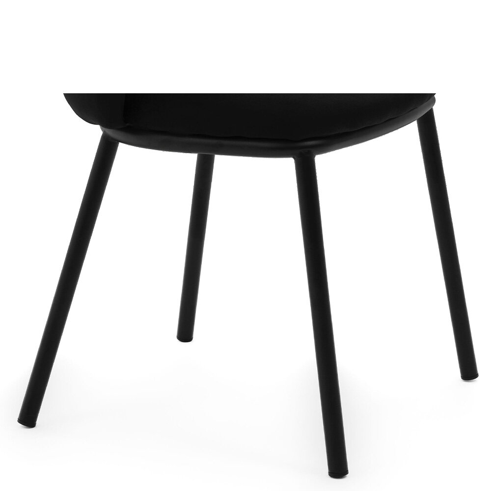 Czarne krzesło z welurowym obiciem i metalowymi nogami w minimalistycznym stylu.