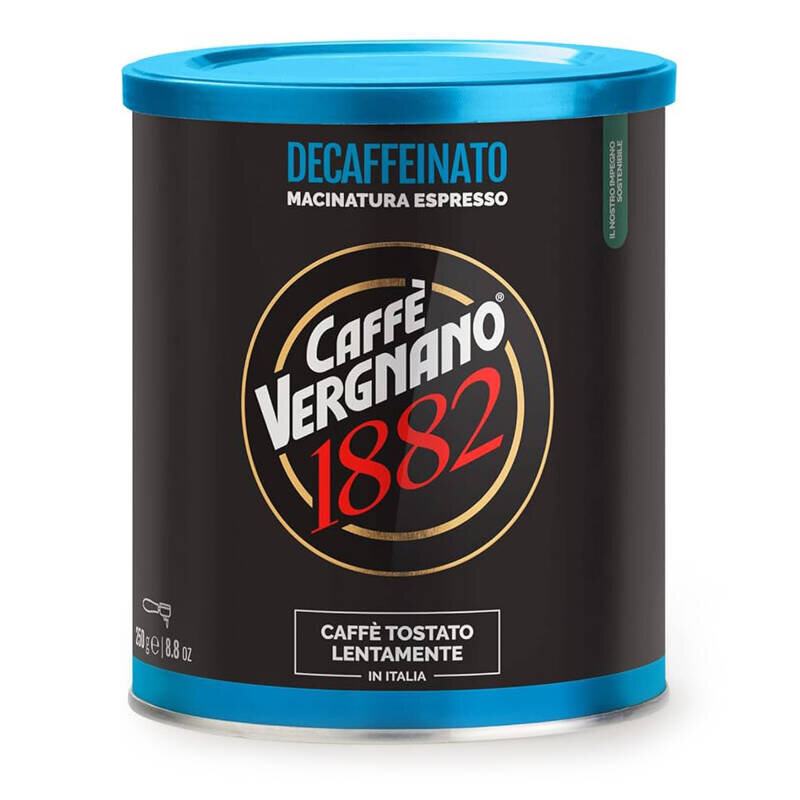 Puszka kawy z niebieskim wieczkiem, na której widnieje napis \'Caffè Vergnano 1882\'. Na górze znajduje się tekst \'DECAFFEINATO MACINATURA ESPRESSO\'.