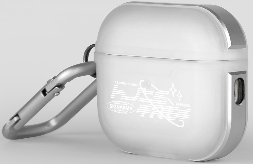 Białe etui na słuchawki z metalicznym wykończeniem i karabińczykiem. Na etui widoczny jest napis \'SKINARMA\'.