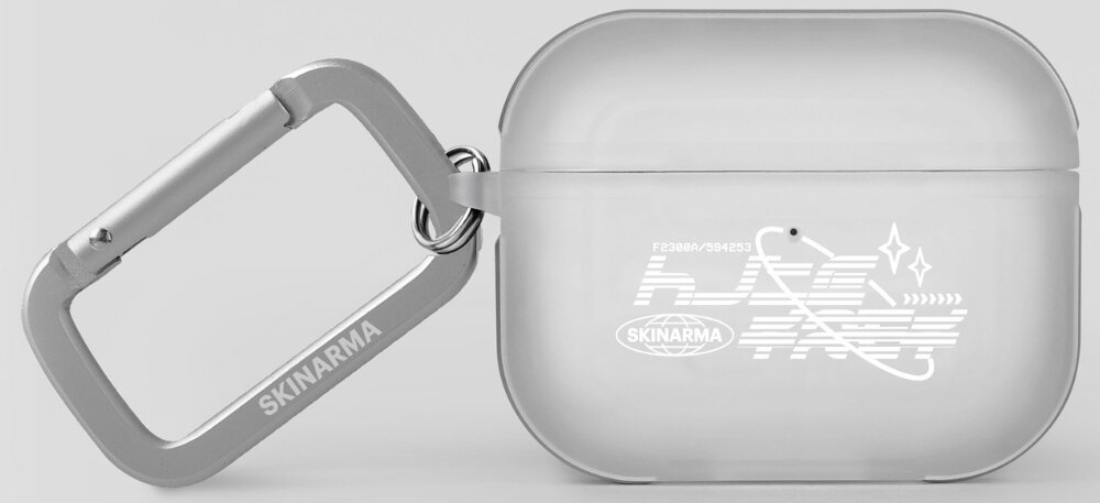 Białe etui na słuchawki z nadrukiem graficznym i napisem \'SKINARMA\'. Do etui przymocowany jest metalowy karabińczyk z napisem \'SKINARMA\'.