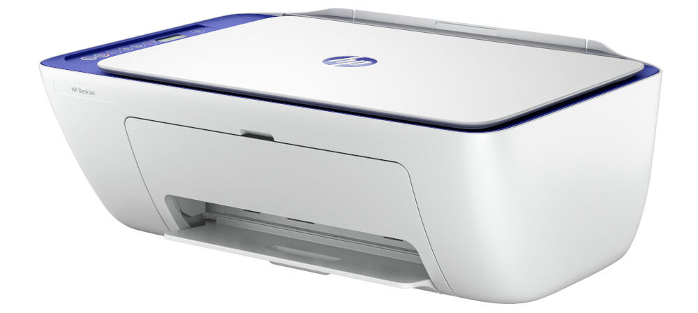 Białe urządzenie wielofunkcyjne z niebieskimi akcentami, posiada logo HP na górnej pokrywie. Na obudowie widoczny jest napis \'HP DeskJet\'.