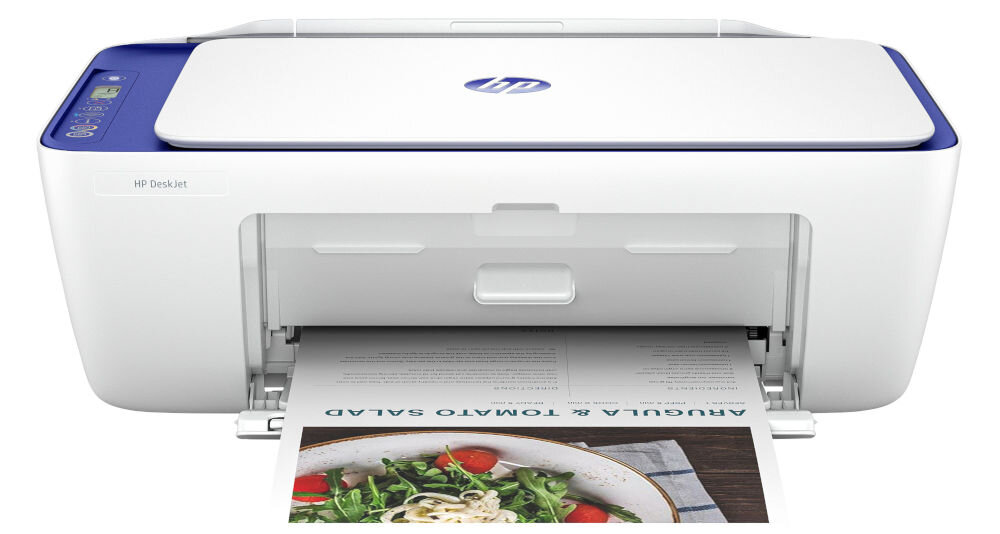Białe urządzenie wielofunkcyjne z logo HP na górze, drukujące kolorową stronę z przepisem na sałatkę. Na obudowie widoczny jest napis \'HP DeskJet\'.