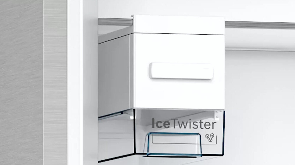 Na obrazie widoczny jest biały pojemnik z napisem \'IceTwister\' umieszczony wewnątrz urządzenia chłodniczego.