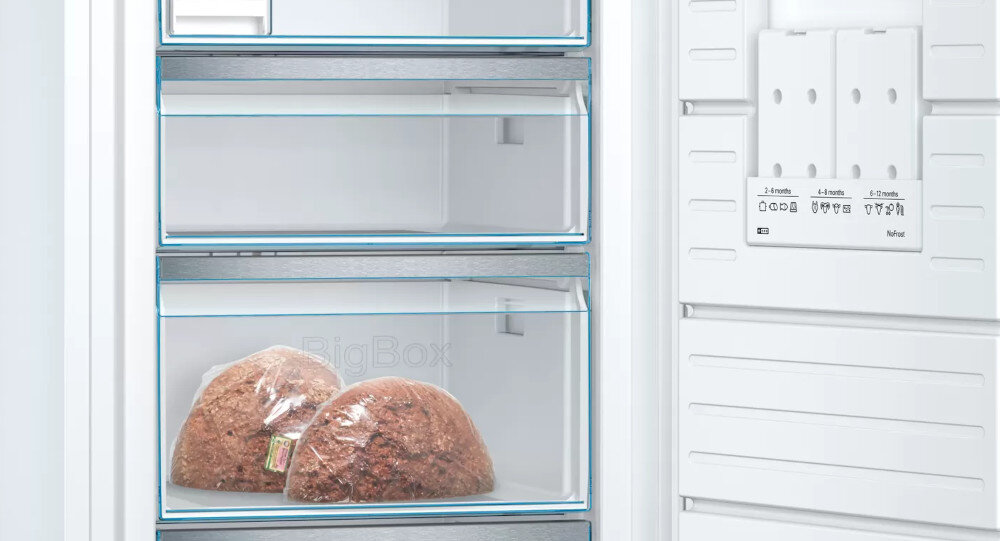 Wnętrze zamrażarki z trzema przezroczystymi szufladami, w jednej z nich znajdują się dwa zamrożone produkty spożywcze. Na drzwiach widoczny jest panel z ikonami i tekstem \'3 months\', \'6 months\', \'12 months\'.
