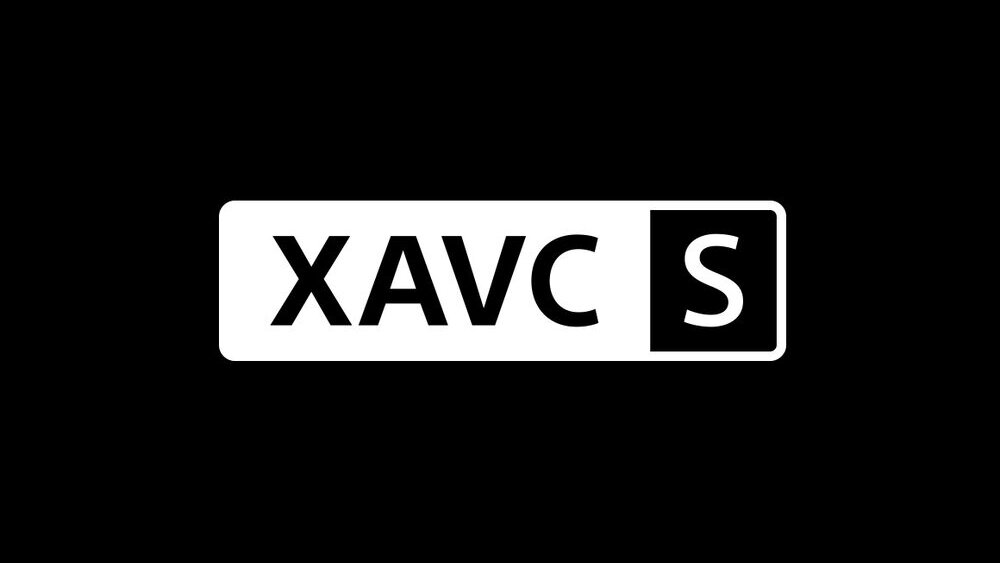 Logo z napisem \'XAVC S\' na czarnym tle, gdzie \'XAVC\' jest w białym prostokącie, a \'S\' w czarnym kwadracie.