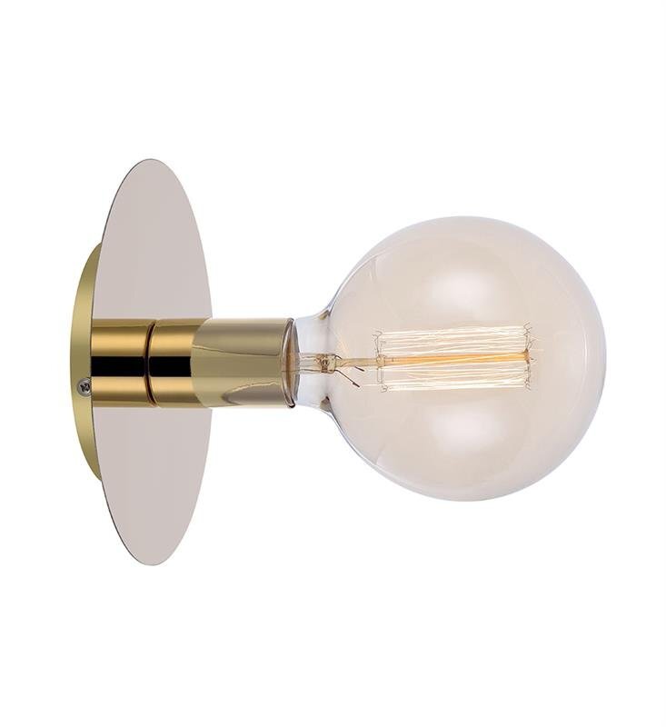 Na obrazie widoczna jest lampa ścienna z okrągłym, złotym uchwytem i dużą, przezroczystą żarówką. Lampa ma nowoczesny design i metaliczne wykończenie.