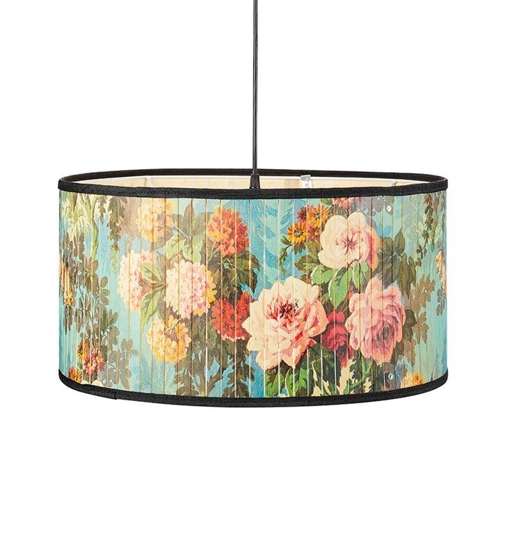 Lampa wisząca z cylindrycznym abażurem ozdobionym kolorowym wzorem kwiatowym na tle w odcieniach niebieskiego. Abażur jest zawieszony na cienkim czarnym przewodzie.