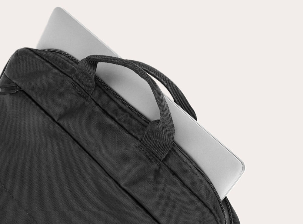 Czarna torba na laptopa z widocznym uchwytem, z której wystaje srebrny laptop.