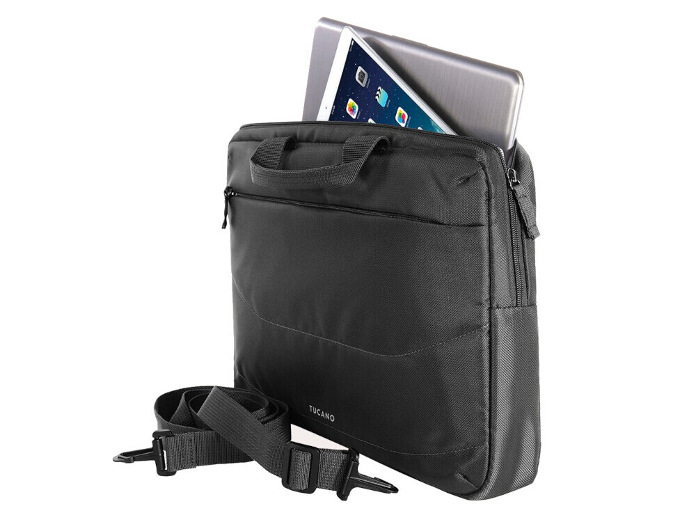 Czarna torba na laptopa z logo \'TUCANO\', z której wystaje tablet i laptop. Torba posiada uchwyty oraz odpinany pasek na ramię.