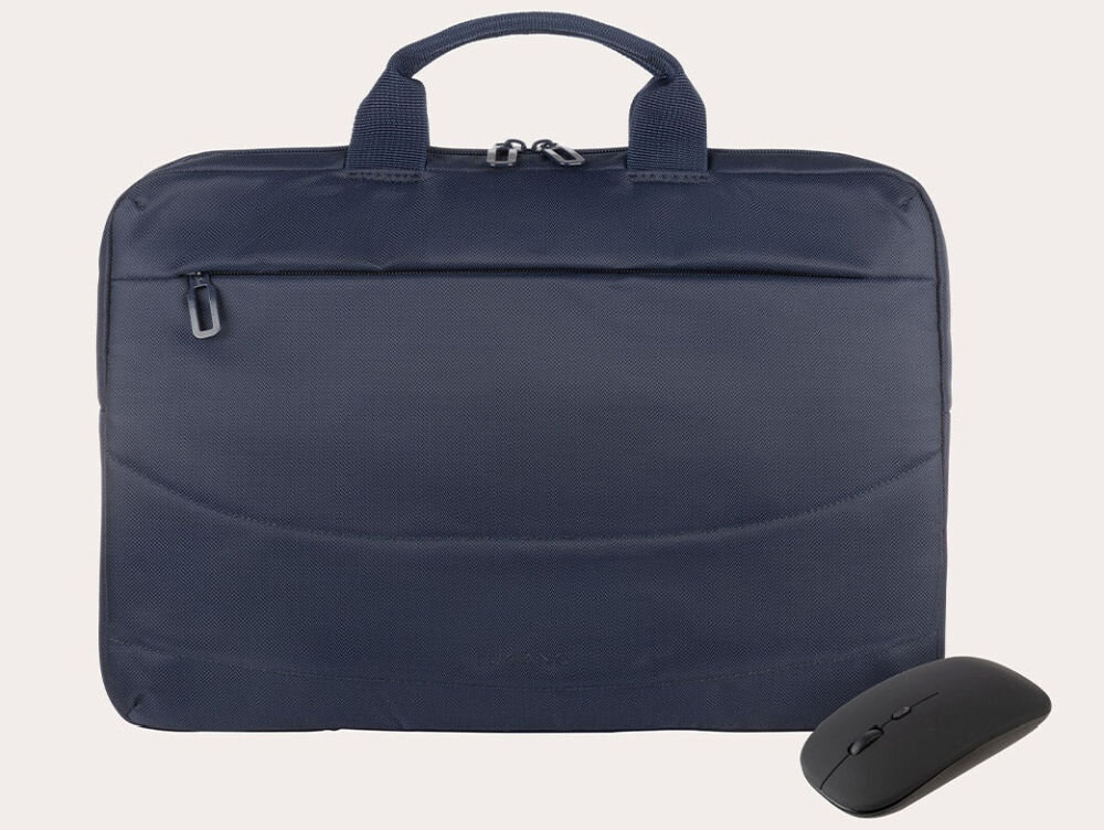 Na obrazie widoczna jest niebieska torba na laptopa z uchwytami i zamkiem błyskawicznym oraz czarna myszka komputerowa. Torba ma prosty, elegancki design.