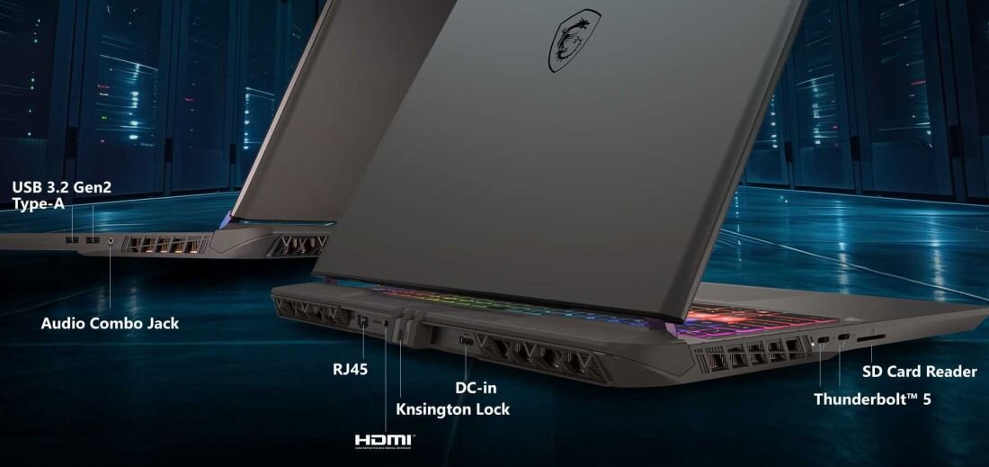 Dwa laptopy z widocznymi portami i opisami: USB 3.2 Gen2 Type-A, Audio Combo Jack, RJ45, DC-in Knsington Lock, SD Card Reader, Thunderbolt 5. Na obudowie jednego z laptopów widoczne jest logo producenta, HDMI.