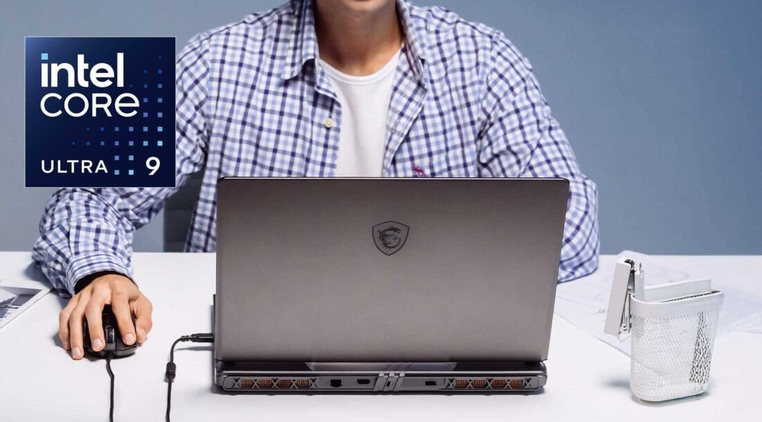 Laptop z logo MSI na obudowie stoi na biurku. Obok znajduje się myszka i pojemnik na przybory biurowe, a w tle widoczny jest napis \'intel core ultra 9\'.