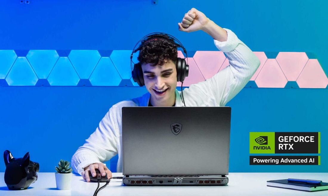 Laptop z logo smoka na obudowie stoi na biurku. Obok widoczny jest napis \'NVIDIA GEFORCE RTX Powering Advanced AI\'.