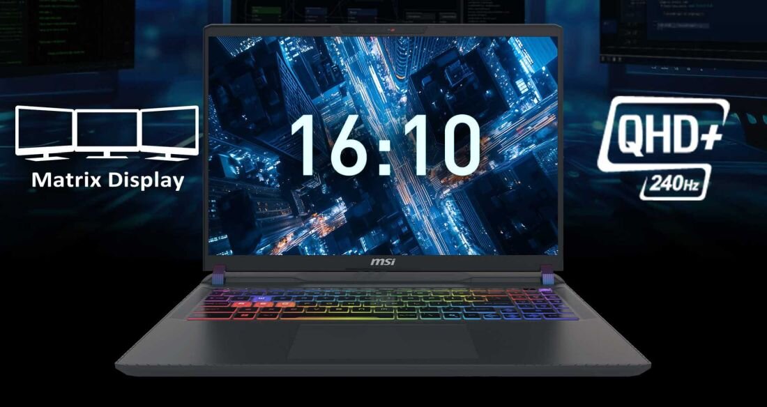 Laptop z logo MSI na obudowie, z wyświetlaczem pokazującym obraz miasta z lotu ptaka i tekstem \'16:10\'. Obok widoczne napisy \'Matrix Display\' oraz \'QHD+ 240Hz\'.