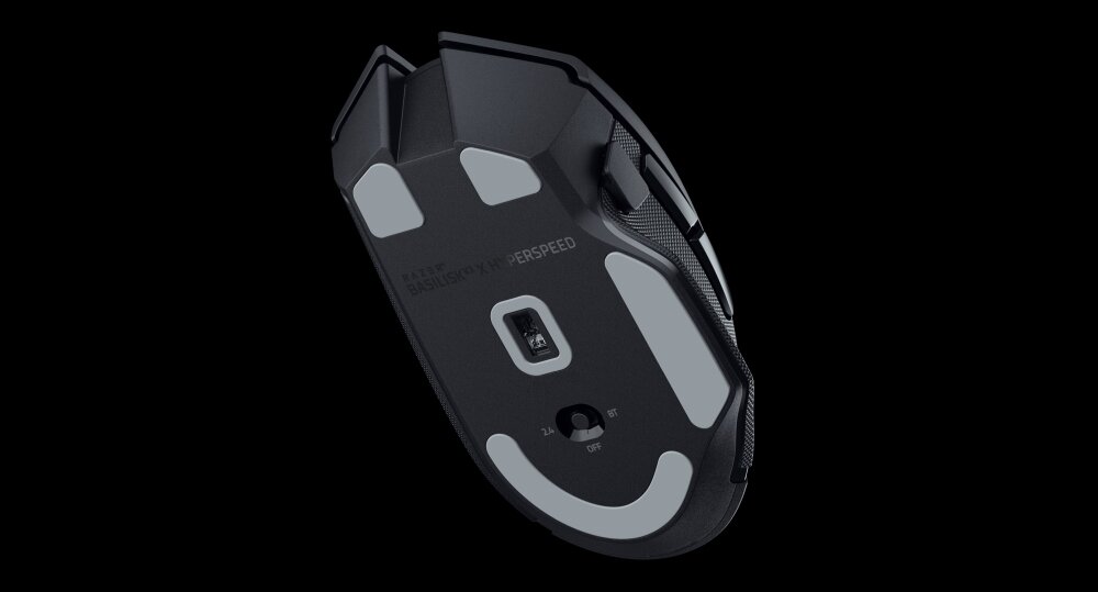 Widok od spodu myszy komputerowej z napisem \'RAZER HYPERSPEED\'.