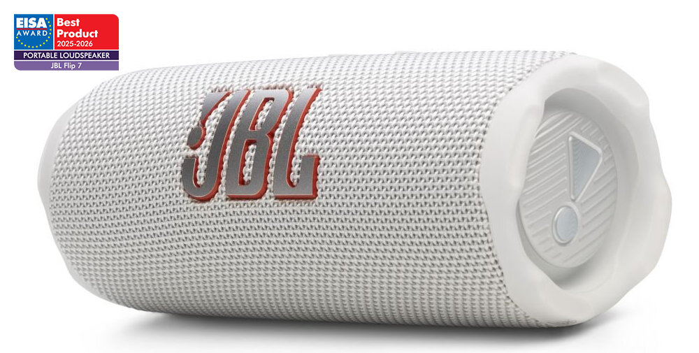 Biały głośnik mobilny z widocznym logo \'JBL\' na siatkowej powierzchni. Obok znajduje się plakietka z napisem \'EISA AWARD Best Product 2025-2026 PORTABLE LOUDSPEAKER JBL Flip 7\'.