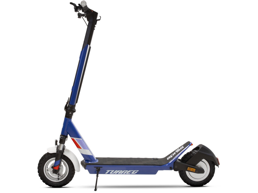 Granatowa hulajnoga elektryczna z białymi i czerwonymi akcentami, posiada duże koła i amortyzację. Na podeście widoczny jest napis \'TUAREG\', a na błotniku \'aprilia\'.