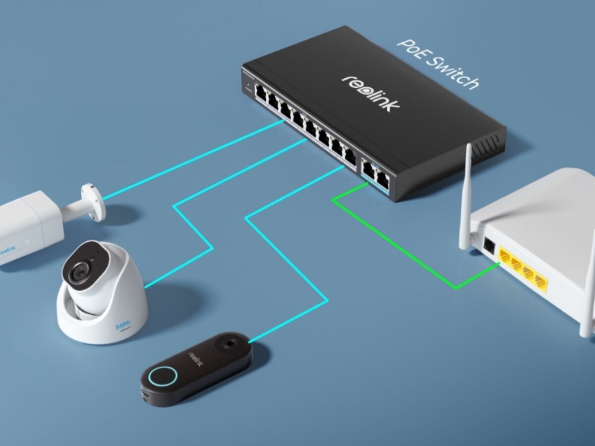 Na niebieskim tle znajduje się zestaw urządzeń sieciowych, w tym kamery, PoE Switch z logo \'reolink\' oraz router z antenami. Urządzenia są połączone liniami wskazującymi przepływ danych.
