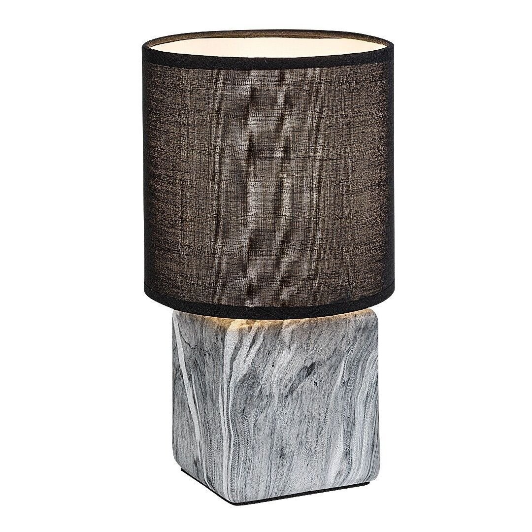 Lampa nocna z cylindrycznym, ciemnym abażurem i podstawą imitującą marmur w odcieniach szarości.