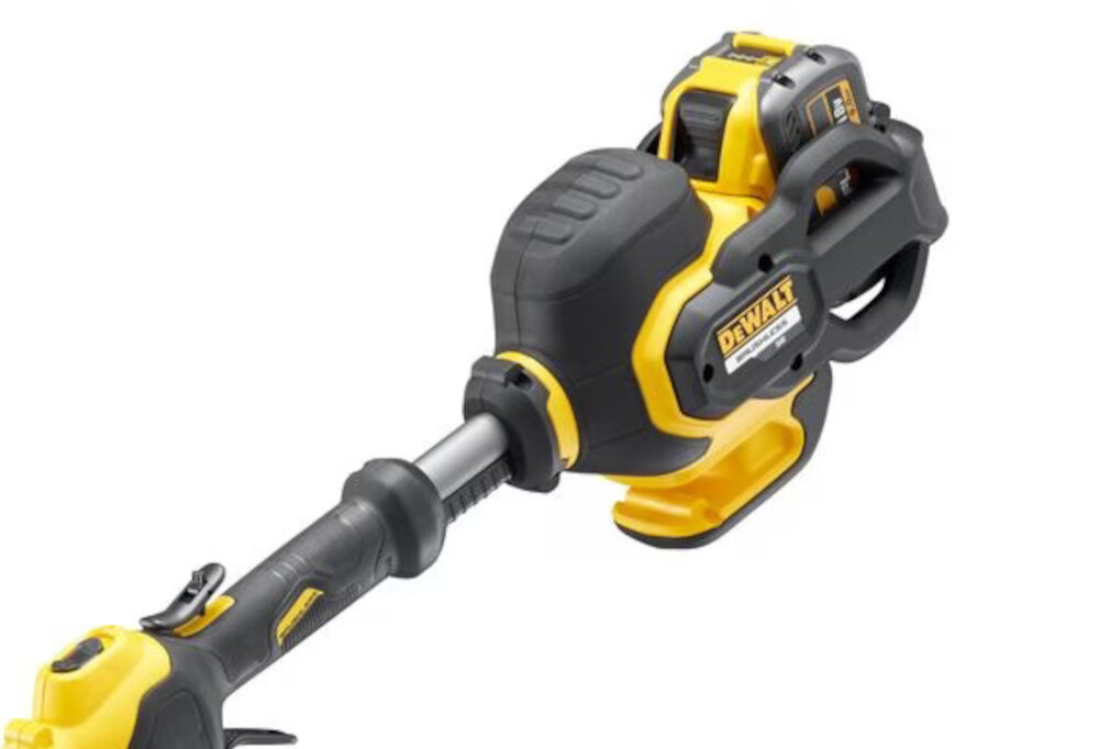 Na zdjęciu widoczna jest podkaszarka akumulatorowa w kolorach czarnym i żółtym. Na urządzeniu znajduje się logo \'DEWALT\'.