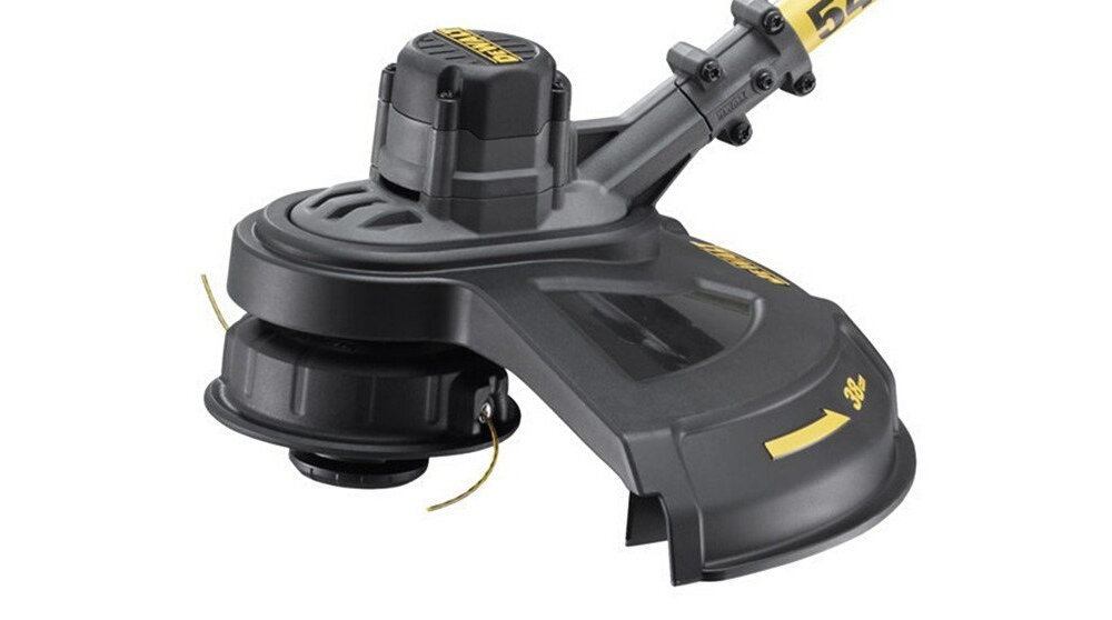 Zbliżenie na głowicę podkaszarki akumulatorowej w kolorze czarnym z żółtymi elementami i logo DEWALT. Widoczny jest mechanizm tnący z dwoma żyłkami.