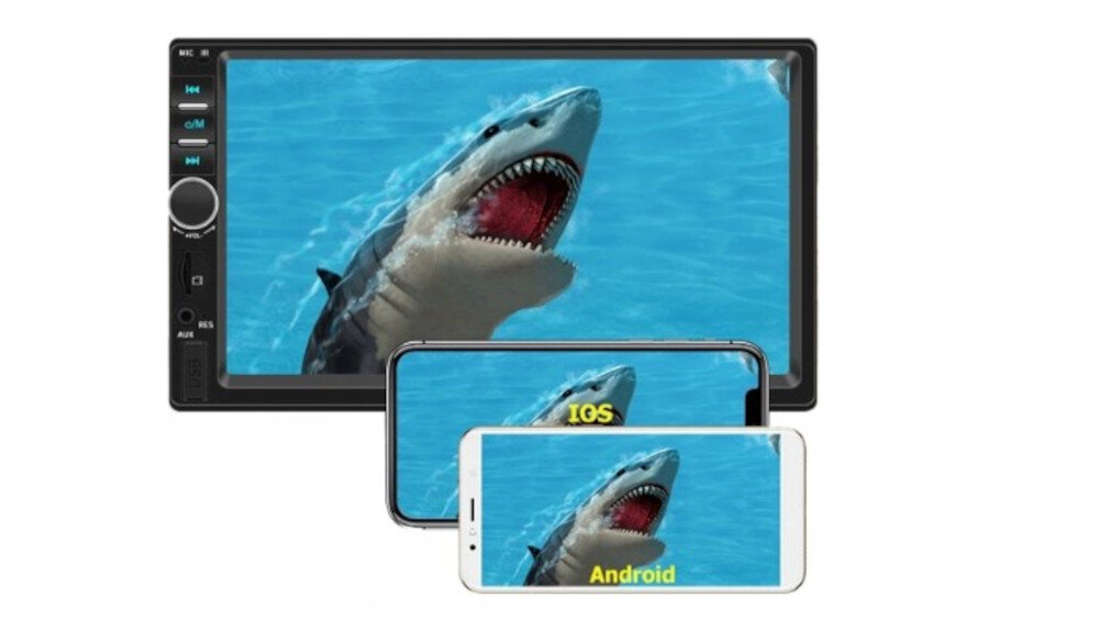 Obraz przedstawia ekran radia samochodowego z wyświetlonym zdjęciem rekina w wodzie. Przed ekranem znajdują się dwa smartfony z tym samym obrazem, z napisami \'IOS\' i \'Android\'.