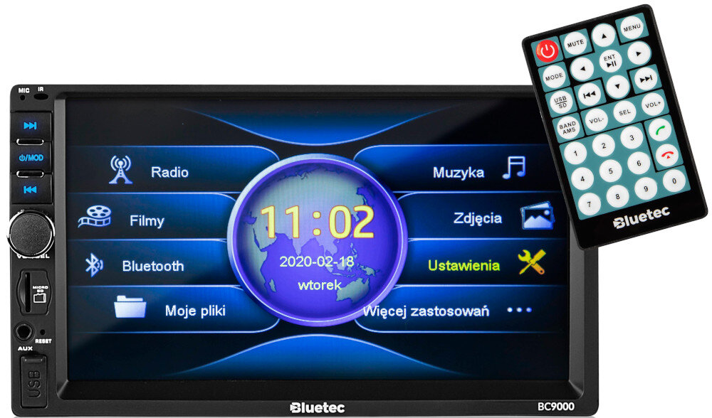 Radio samochodowe z wyświetlaczem pokazującym godzinę 11:02, datę 2020-02-18 i dzień tygodnia wtorek, z ikonami funkcji takich jak Radio, Filmy, Bluetooth, Muzyka, Zdjęcia, Moje pliki i Ustawienia. Obok znajduje się pilot z przyciskami funkcyjnymi, a na urządzeniu widoczne jest logo Bluetec.