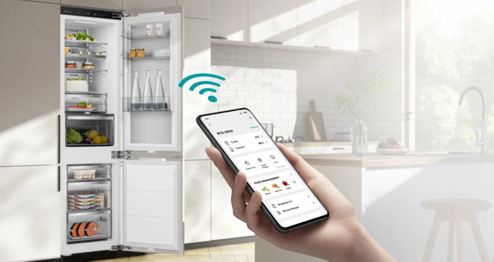 LODÓWKA HISENSE RB3B370SAWD1 Chłodziarko-zamrażarka sterowana za pomocą aplikacji w smartfonie. Grafika prezentuje funkcję zdalnego zarządzania ustawieniami urządzenia ConnectLife inteligentne sterowanie zdalna kontrola funkcje