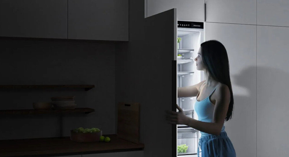 LODÓWKA HISENSE RB3B370SAWD1 Otwarta chłodziarko-zamrażarka oświetla wnętrze kuchni. Grafika pokazuje wygodny dostęp do przechowywanej żywności nawet po zmroku oświetlenie LED równomierne światło energooszczędność dobra widoczność