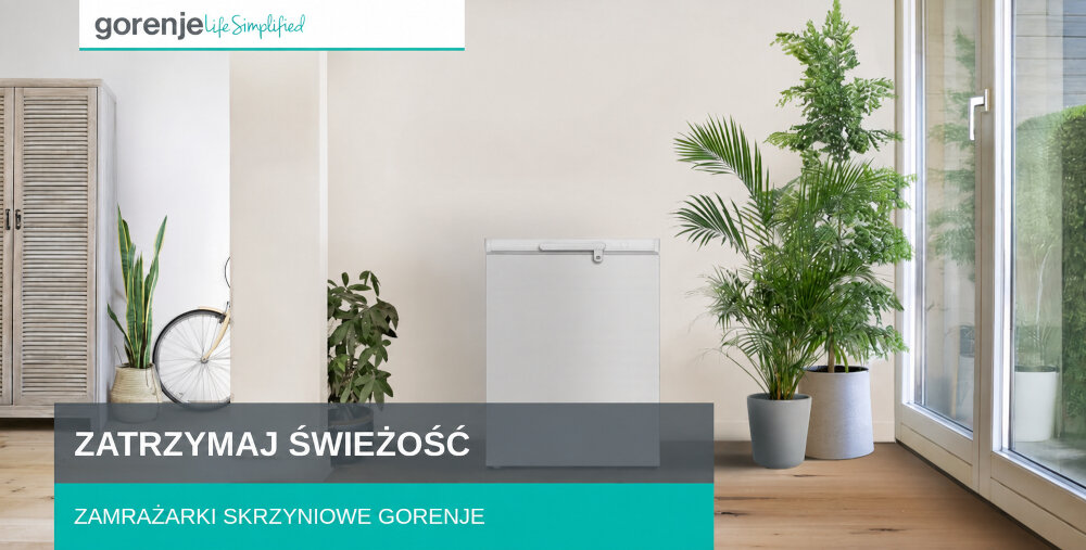 ZAMRAŻARKA GORENJE FH15E6W5 Zamrażarka skrzyniowa Gorenje prezentowana w jasnym, domowym wnętrzu. Grafika podkreśla możliwość długiego przechowywania żywności i zachowania jej świeżości