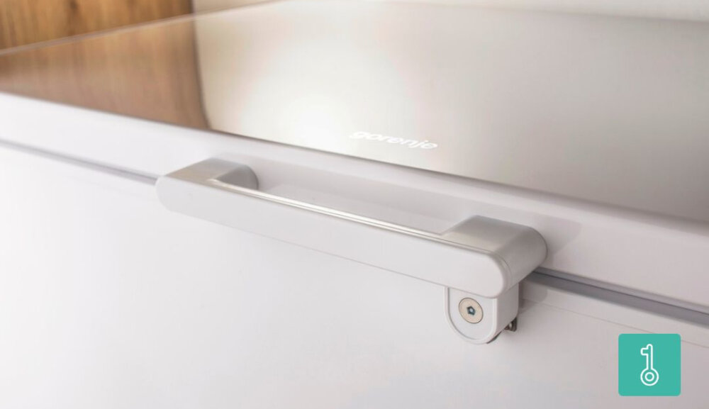 ZAMRAŻARKA GORENJE FH15E6W5 Ergonomiczny uchwyt ułatwia otwieranie i zamykanie zamrażarki skrzyniowej. Wbudowany zamek pomaga zabezpieczyć przechowywaną żywność zamek na klucz bezpieczne przechowywanie ochrona zawartości