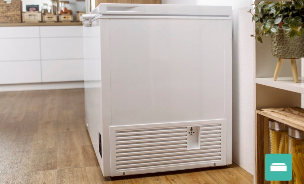 ZAMRAŻARKA GORENJE FH15E6W5 Boczny widok zamrażarki skrzyniowej z systemem odprowadzania skroplin. Rozwiązanie ułatwia czyszczenie i rozmrażanie urządzenia ukryty skraplacz łatwe czyszczenie elastyczne ustawienie cicha praca