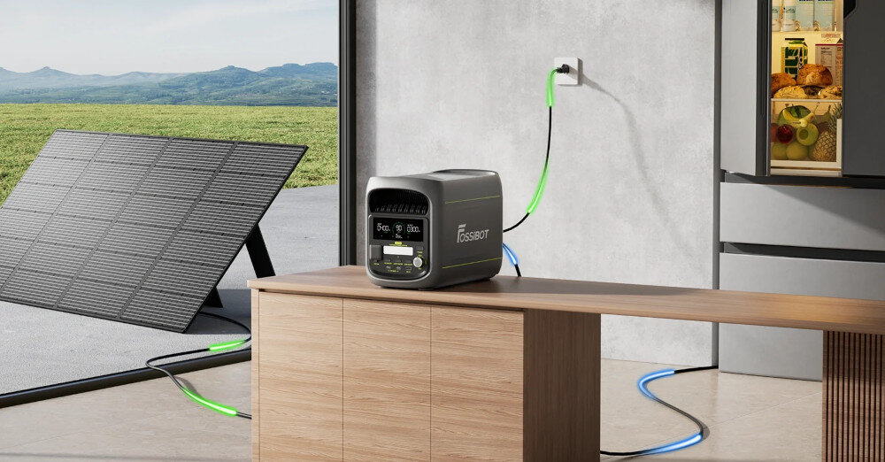 Stacja zasilania FOSSIBOT F1800 1800W Szary kuchnia stacja stoi na blacie podłączona jest do paneli solarnych stojących na tarasie wejście solarne obsługuje zakres 12–60 V i prąd do 15 A możliwość ładowania z energii słonecznej jednoczesne ładowanie z AC i energii solarnej