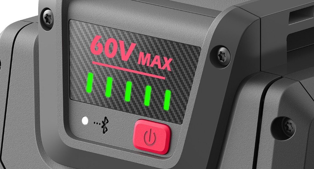 Na obrazie widoczny jest wyświetlacz z napisem \'60V MAX\' oraz pięcioma zielonymi wskaźnikami. Obok znajduje się czerwony przycisk z symbolem zasilania.