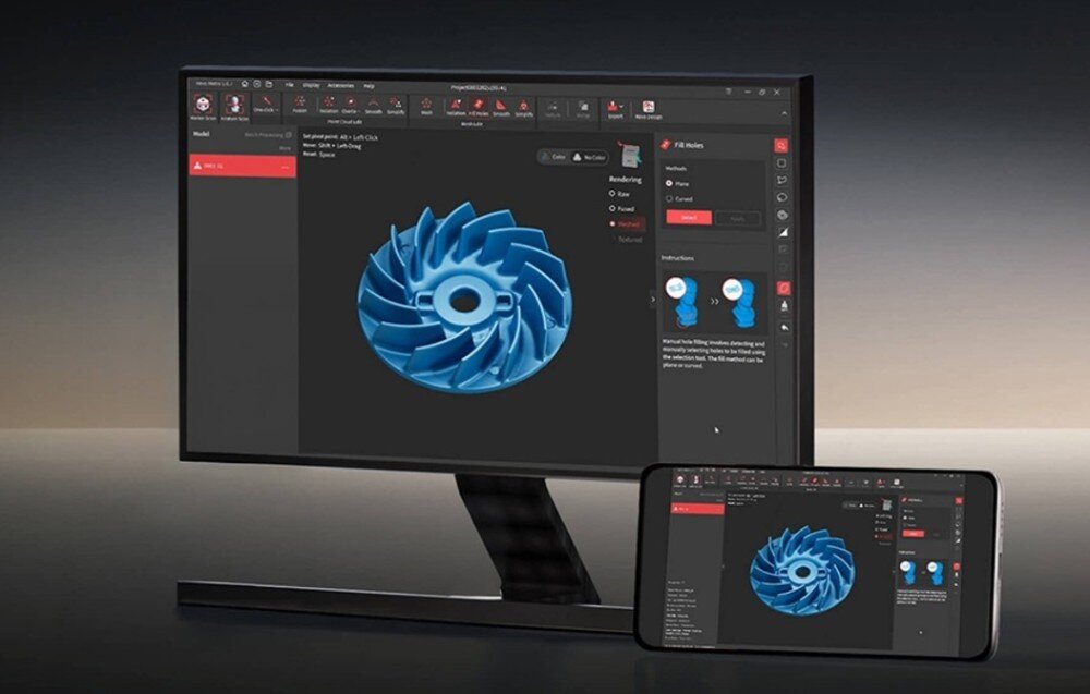 Na obrazie widoczny jest monitor i smartfon, oba wyświetlają ten sam program z modelem 3D niebieskiego obiektu technicznego. Interfejs programu zawiera różne narzędzia i opcje edycji modelu.