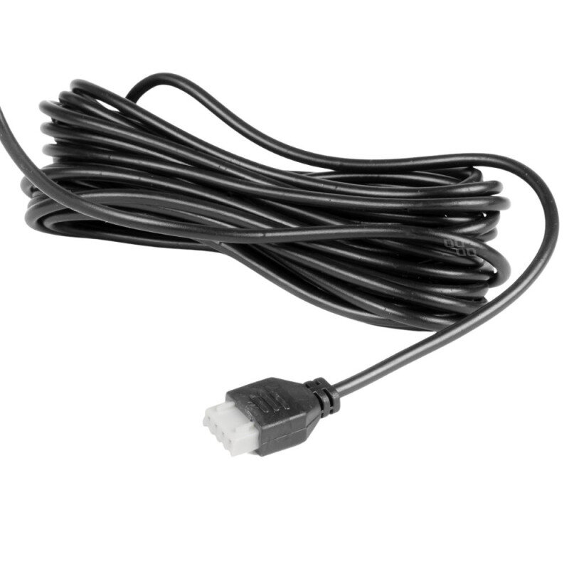 Zdjęcie przedstawia zwinięty czarny kabel z białą wtyczką na końcu.
